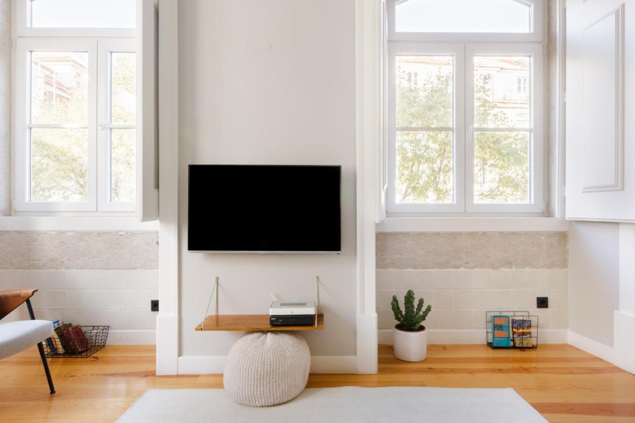 Update Urban Chic Flat In 19Th Century Building 2 Bedrooms & 2 Bathrooms & Ac Central Alfama District リスボン エクステリア 写真