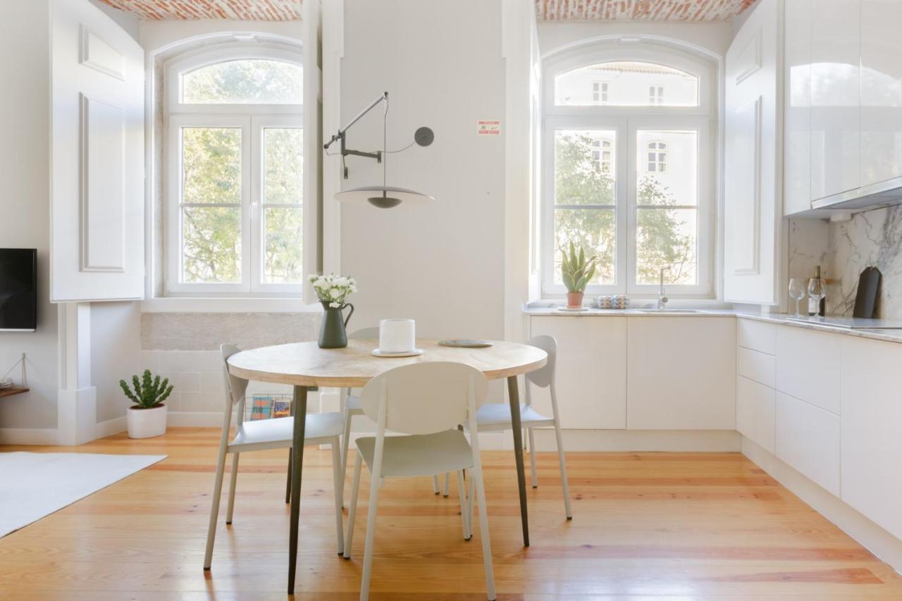 Update Urban Chic Flat In 19Th Century Building 2 Bedrooms & 2 Bathrooms & Ac Central Alfama District リスボン エクステリア 写真