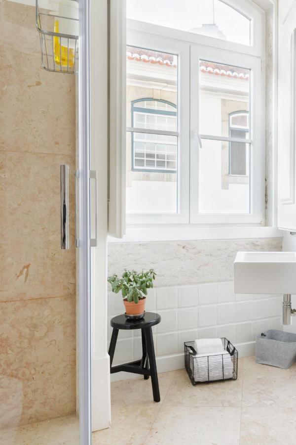 Update Urban Chic Flat In 19Th Century Building 2 Bedrooms & 2 Bathrooms & Ac Central Alfama District リスボン エクステリア 写真