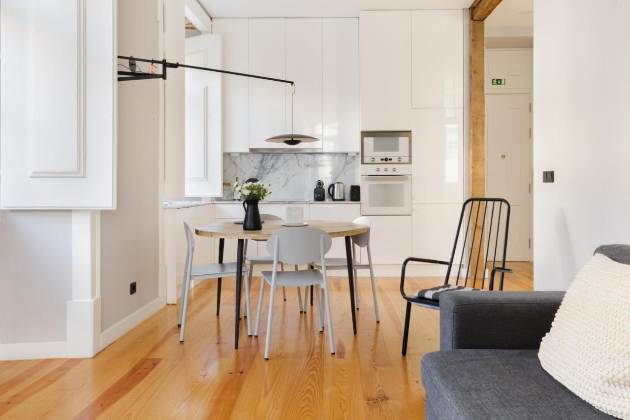 Update Urban Chic Flat In 19Th Century Building 2 Bedrooms & 2 Bathrooms & Ac Central Alfama District リスボン エクステリア 写真