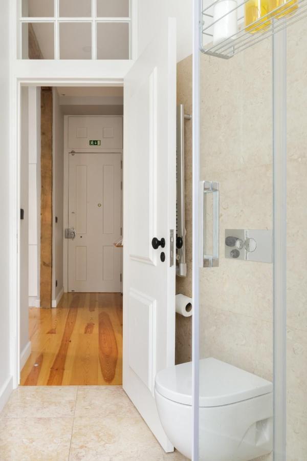 Update Urban Chic Flat In 19Th Century Building 2 Bedrooms & 2 Bathrooms & Ac Central Alfama District リスボン エクステリア 写真