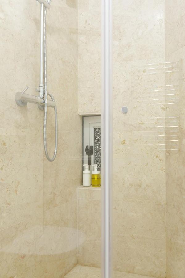 Update Urban Chic Flat In 19Th Century Building 2 Bedrooms & 2 Bathrooms & Ac Central Alfama District リスボン エクステリア 写真